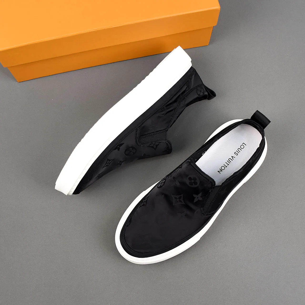PP400❣️❣️❣️LV breathable cloth shoes, the upper is made of comfortable and breathable fabric, and the ultra-light rubber foam outsole. Men's size 39-44.